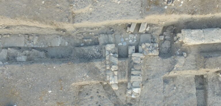 aerofotografia-tu-tichu-diakrinontai-oi-aghoghi-kai-to-katotato-tmima-toy-tichoy-me-tisorthoghonies-poroplinthoys-se-enallaghi-me-argholithoys